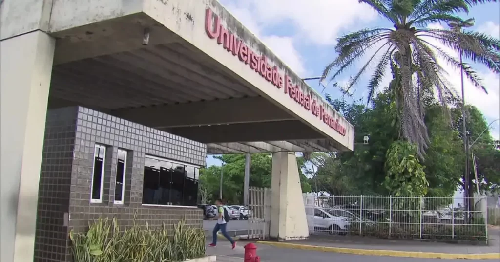 Professores substitutos dando aula em sala na UFPE.