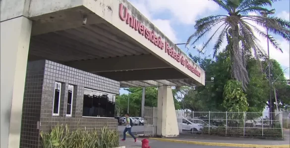 Professores substitutos dando aula em sala na UFPE.