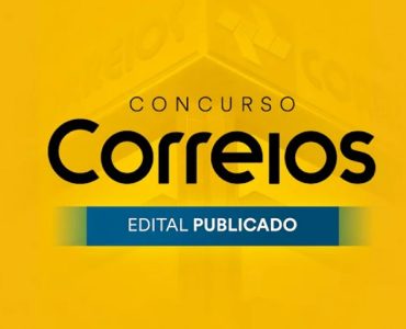 Candidatos estudando para o concurso dos Correios" Legenda: "Prepare-se para o concurso dos Correios e agarre sua chance de um futuro brilhante!