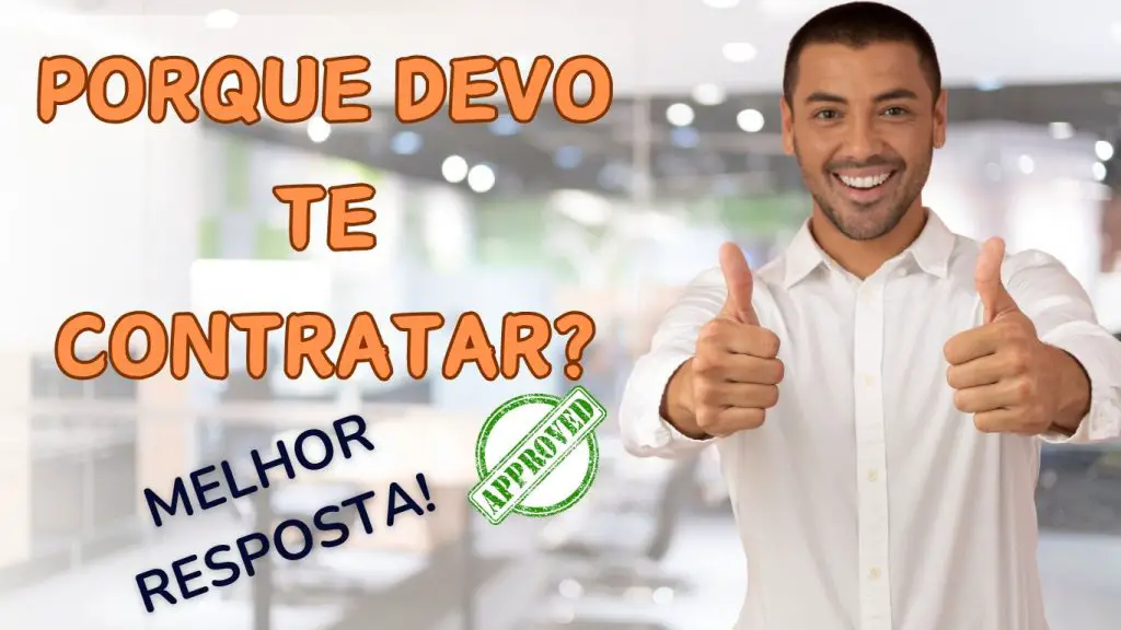 Jovem em entrevista de emprego sorrindo, confiante de sua resposta.