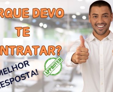 Jovem em entrevista de emprego sorrindo, confiante de sua resposta.