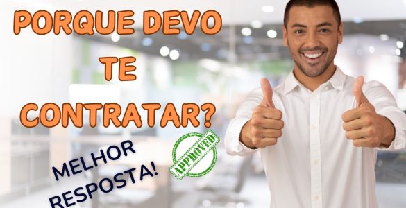 Jovem em entrevista de emprego sorrindo, confiante de sua resposta.