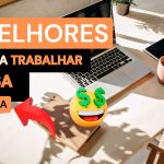 Freelancer trabalhando em casa com laptop em uma mesa organizada.